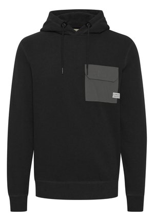 Sweatshirt à capuche noire avec une poche à rabat grise sur la poitrine gauche, cordons de serrage ajustables, poignets côtelés et une ourlet droit. Texture douce.