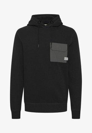 Sweatshirt à capuche noire avec une poche à rabat grise sur la poitrine gauche, cordons de serrage ajustables, poignets côtelés et une ourlet droit. Texture douce.