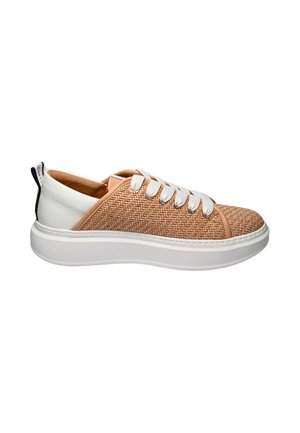 Sneaker basse con texture beige intrecciata, tacco e suola bianchi e lacci bianchi, mostrata dal lato esterno su sfondo bianco.