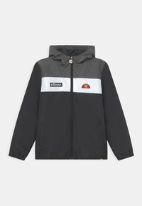 Giacca a cappuccio nera e grigia con zip frontale, striscia orizzontale bianca, logo "ellesse" e un'accenno circolare sul petto. Tessuto liscio.