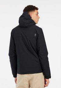 Giacca nera con cappuccio, dal tessuto liscio, con polsini elasticizzati e logo sul retro. Presenta un design semplice e moderno con vestibilità regolare.