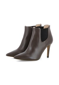 Een paar donkerbruine leren enkellaarsjes met spitse neus, stilettohakken en zwarte elastische zijkanten.