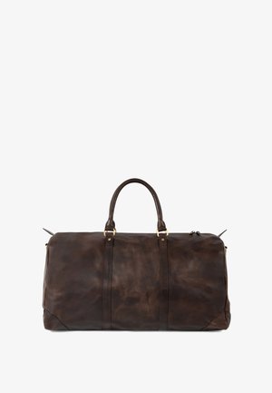 Braune Leder-Duffel-Tasche mit glatter Textur, doppelten Griffen, goldenen Beschlägen und einem Seitenreißverschluss, die minimalistische Designelemente aufweist.