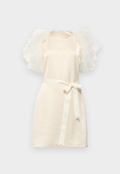 Lühike kreemjas kleit volangidega, läbipaistvate tülli varrukatega. Omab satiinviimistlust ja talje sidumist, mis täiendab keha lähedast siluetti.