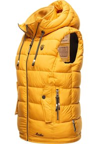 Žuti puffer prsluk s visokim ovratnikom, džepovima na zip i detaljem s logotipom. Ima prošivenu teksturu i vezice na kapuljači.
