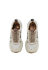 Sneakers in rete beige con accenti color cammello, punta tonda, suola spessa in gomma bianca e lacci prominenti. Presenta il logo sul tallone.