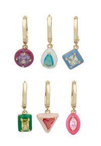 Orecchini color oro con sei gemme multicolori di varie forme: una rotonda viola, una a goccia blu, una quadrata blu, una rettangolare verde, una triangolare rosa e una marquise rosa.