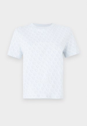 Lichtblauwe T-shirt met korte mouwen, voorzien van een herhalend logo-patroon, ronde halslijn en een zachte stofstructuur. Minimalistisch ontwerp.