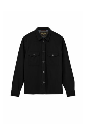 Camisa negra de botones con mangas largas, dos bolsillos en el pecho y un cuello puntiagudo. Está hecha de una tela suave con un acabado mate.