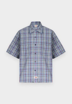 Kék, piros és fehér kockás rövid ujjú ing gallérral és mellzsebbel, fehér háttér előtt laposan elhelyezve.