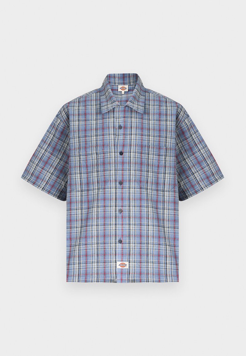 Camicia a quadri blu, rossa e bianca con maniche corte, colletto e taschino sul petto, mostrata distesa su uno sfondo bianco.