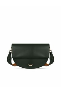 Zelená kožená crossbody taška s kulatým tvarem, sklápěcím víkem, zlatými kovovými akcenty a nastavitelným popruhem. Má hladký povrch.