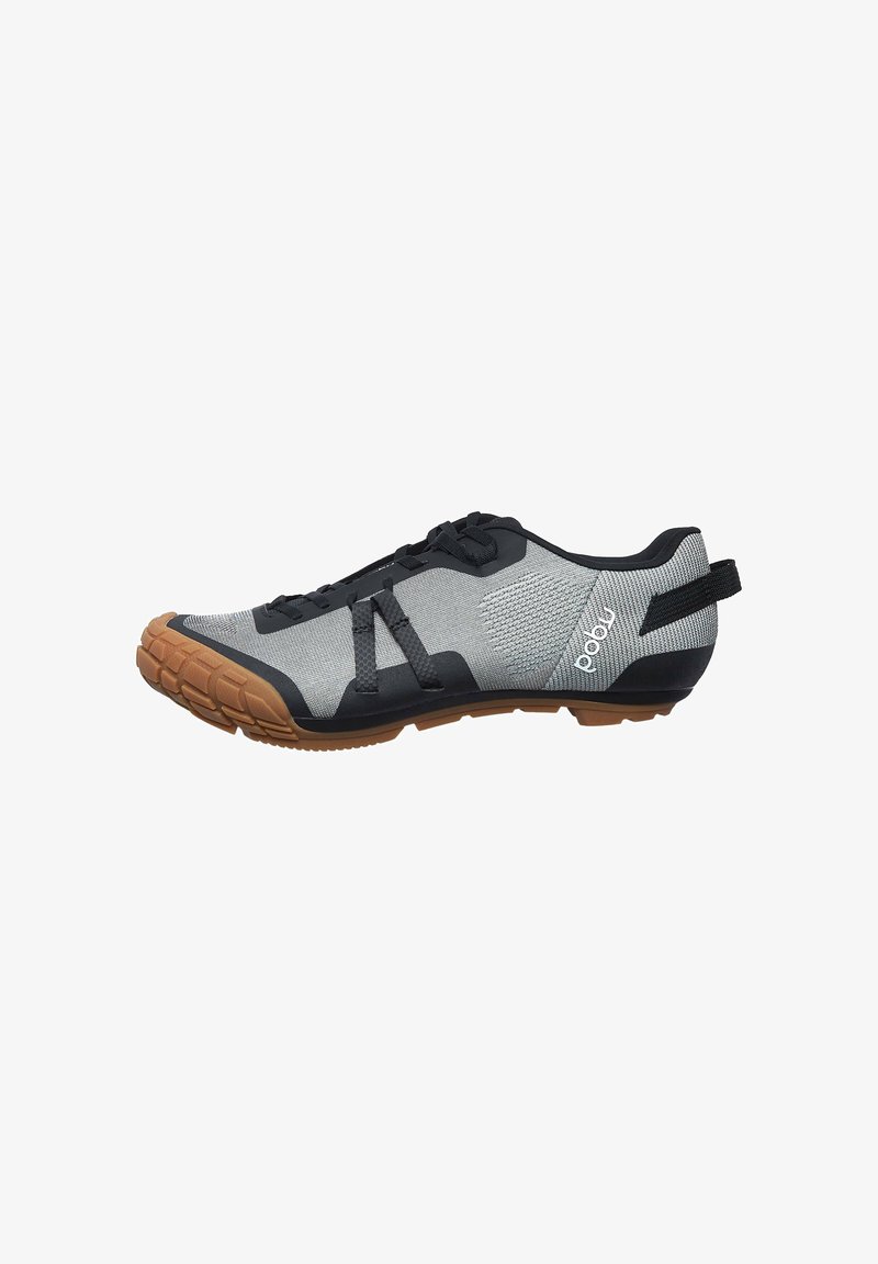 Chaussure de sport pour homme avec une tige en mesh grise ornée de accents noirs, des détails à motifs et une semelle en caoutchouc brun pour une meilleure adhérence.