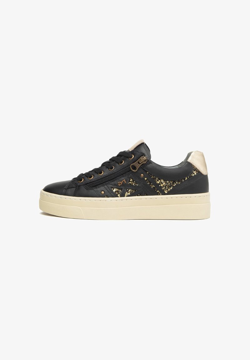 Sneakers in pelle nera con accenti glitter dorati, zip laterale, punta rotonda e suola in crema.