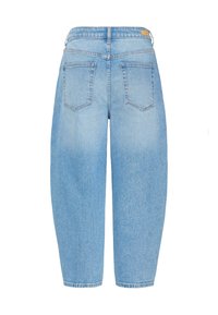 Vaqueros de mezclilla azul claro con un ajuste relajado. Incluyen dos bolsillos traseros, una cintura con trabillas para cinturón y un ligero desgaste en el color.