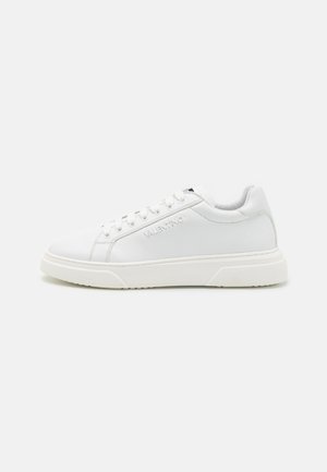 Biały skórzany niskoprofilowy sneaker z grubą podeszwą, sznurowanym fasonem i tłoczonym napisem „Valentino" z boku.