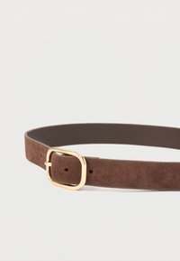 Hnedý semišový opasok s obdĺžnikovou zlatou prackou, s hladkým vnútorným povrchom a viacerými otvormi na nastavenie veľkosti.