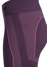 Fioletowe legginsy z teksturowanymi wzorami w różnych odcieniach różu. Posiadają wysoki stan i linie dla dodatkowego detalu designu.