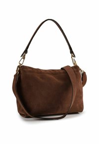 Braune Wildleder-Handtasche mit weicher Textur, ausgestattet mit einem einzelnen Schulterriemen und einem abnehmbaren Umhängeband, akzentuiert durch goldene Beschläge.