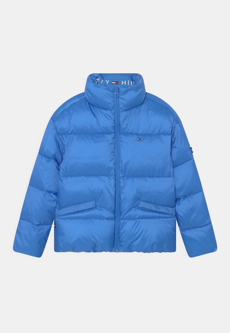 Blauwe pufferjas met een hoge kraag, voorzien van een ritssluiting aan de voorkant en twee zijzakken. Gemaakt van glad, glanzend materiaal met een doorgestikt ontwerp.