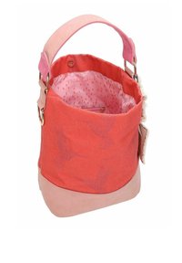 Sac seau en tissu rouge avec une base en cuir rose. L'intérieur possède une doublure rose avec une petite poche zippée et un motif de colibri.