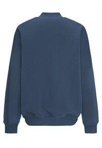 Granatowy sweatshirt z prążkowanym kołnierzem, opadającymi ramionami oraz elastycznymi mankietami i dołem. Gładki materiał o minimalistycznym wzornictwie.