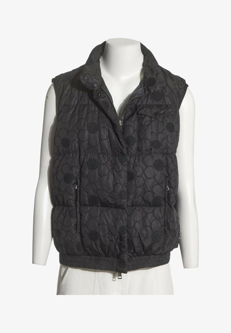 Veste matelassée noire sans manches avec motif floral, fermeture éclair frontale, poche pressionnée et col montant sur un buste de mannequin blanc.