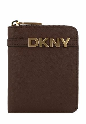 Brauner Ledergeldbeutel mit strukturierter Oberfläche, goldfarbenem "DKNY"-Logo auf der Vorderseite und einem Reißverschluss entlang der oberen Kante.