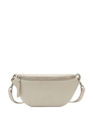 Banane en cuir beige avec fermeture éclair argentée et sangle réglable, embossée d’un petit nom de marque au centre avant.