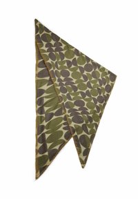 Écharpe triangulaire en tissu avec des motifs géométriques de feuilles et de cercles verts et marron, finie avec des coutures en zigzag orange le long des bords.