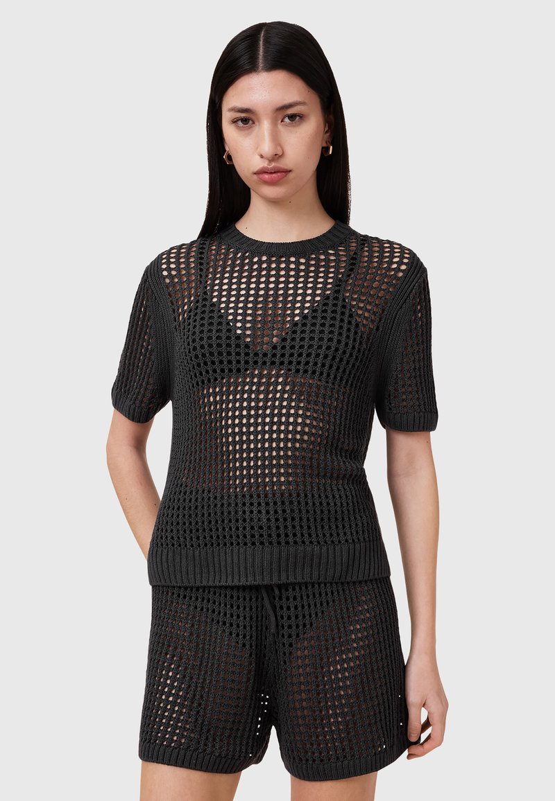 Sort strikket sæt bestående af sweater og shorts med et løst, åbent mesh-design, korte ærmer, rund hals og ribbede manchetter og kant.