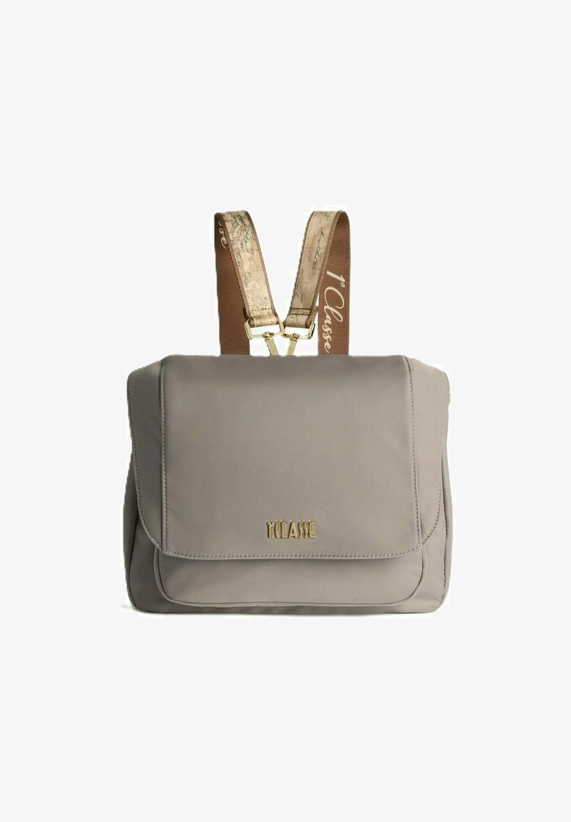 Zaino rettangolare grigio con chiusura a patta, logo dorato "1ª Classe" e spallacci beige con mappa e testo "1ª Classe".