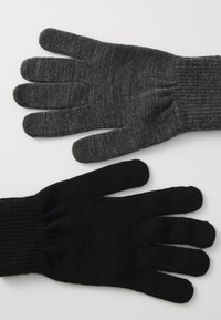 To sæt strikhandsker: et i mørkegrå med ribbet manchet og det andet i sort med en glat tekstur og lignende struktureret design.