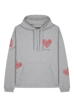 Pelēks sporta krekls ar kapuci, ar sarkaniem sirdīšu rakstiem priekšpusē un uz piedurknēm. Tam ir priekšējā kabata un ribotas piedurknes.