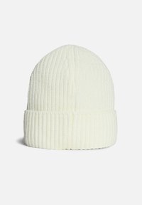 Cappello lavorato a maglia bianco, caratterizzato da una texture a coste verticali e un risvolto. Il materiale sembra morbido ed elastico per garantire comfort.