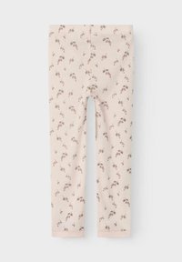 Ljusrosa leggings med ett blommigt mönster av små röda bär och gröna blad. Mjuk, elastisk tyg med en figurnära design och resårmidja.