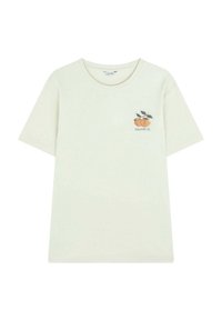 Lichtgroene T-shirt gemaakt van zachte stof, met een klein geborduurd ontwerp van sinaasappels en bladeren op het linkerborstgebied.