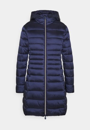 Long manteau matelassé bleu marine avec un matelassage horizontal, fermeture éclair devant et capuche attachée, présenté sur un fond uni.