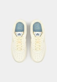 Nike Sportswear AIR FORCE 07 LX Trainers soft pearl/sail