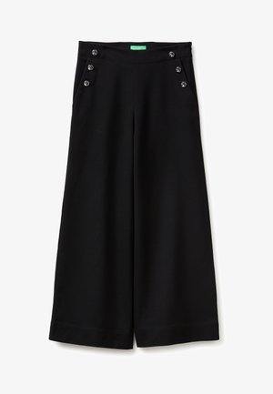 Pantalones negros de pierna ancha con cintura alta, con dos juegos de tres botones plateados cerca de las caderas y bolsillos laterales.