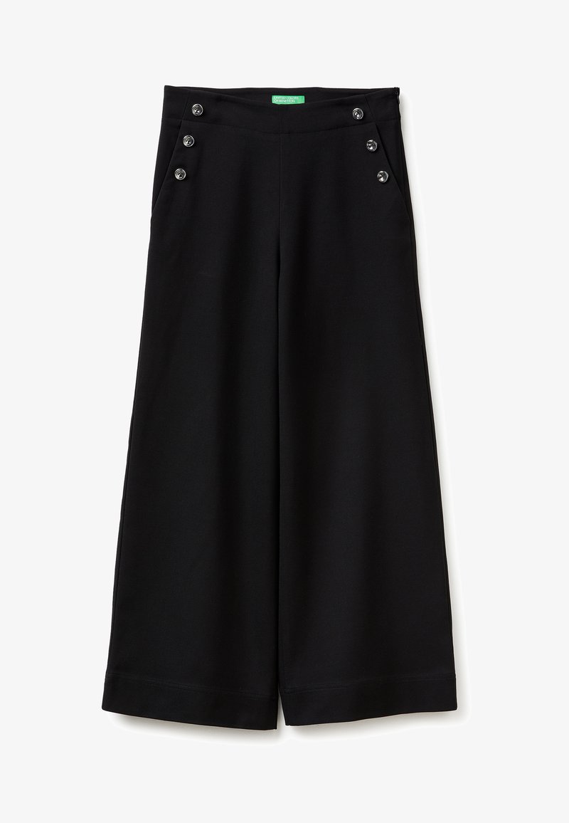 Pantalon noir à jambes larges et taille haute, avec deux rangées de trois boutons argentés près des hanches et des poches latérales.