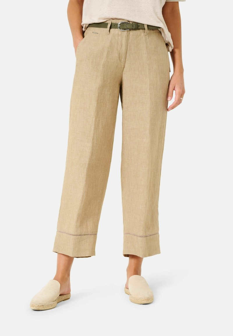 Beiga linnebyxor med lös passform, med en vikta fåll och subtil lila sömnad. Bärs med ljusa slip-on skor.