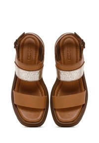 Sandalias de cuero marrón con dos correas anchas y un acento de cuero metálico agrietado. Plantilla suave y texturizada y suela de goma duradera.