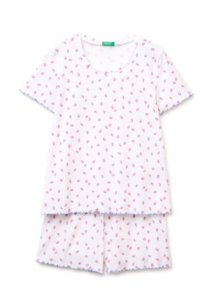 Completo bianco con top a maniche corte e pantaloncini con piccolo motivo di fragole rosse e blu e bordo smerlato blu sulle maniche, sull'orlo e sui bordi dei pantaloncini.