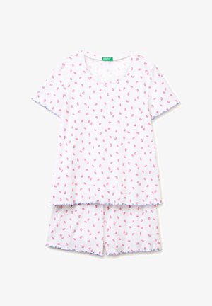 Witte top met korte mouwen en short set met klein rood en blauw aardbeienpatroon en blauw gegolfde rand op mouwen, zoom en shortranden.