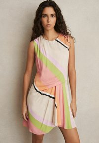 Färgguldig kort klänning med diagonala ränder i orange, rosa, gr�ön och krämfärgad. Har en draperad front och är ärmlös. Slät tygtextur.