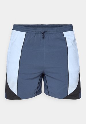 Bermudas deportivas para hombres con un centro azul oscuro, paneles laterales perforados en azul claro y acentos de malla negra en los lados inferiores.