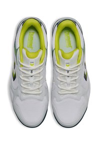 Białe buty sportowe z zielonymi i żółtymi akcentami, panelami z siateczki, gumowymi podeszwami i płaskimi sznurowadłami. Na każdej stronie znajduje się widoczne logo.