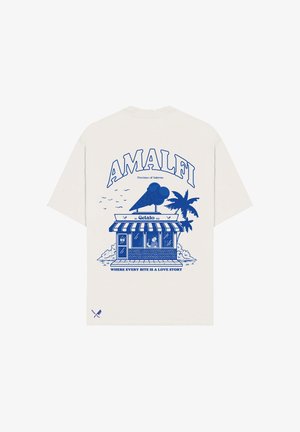 T-shirt blanche avec un motif bleu représentant une boutique de gelato, un palmier, des oiseaux, et le texte « AMALFI », « Province de Salerne » et « Où chaque bouchée est une histoire d'amour. »
