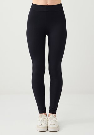 Czarne legginsy wykonane z elastycznego materiału, z wysokim pasem, dopasowanym krojem, gładką fakturą i bez widocznych wzorów czy ozdób.
